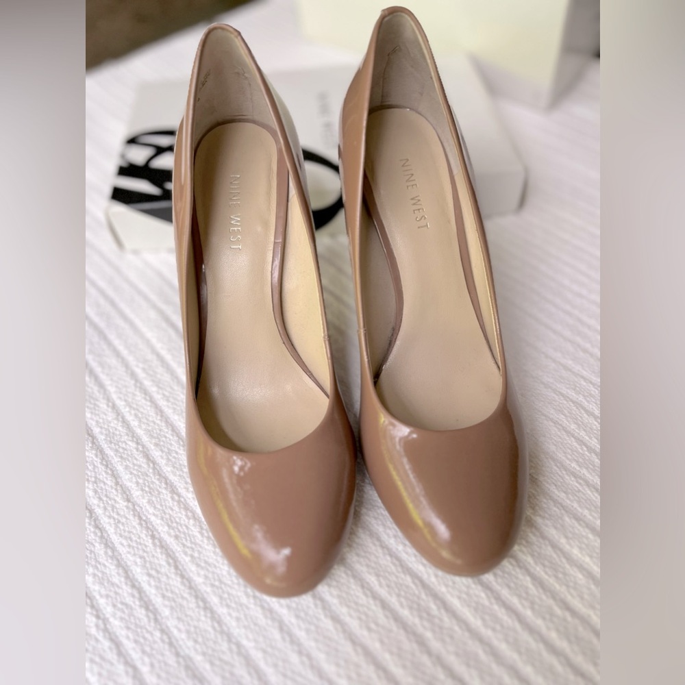 Nine West nude patent leather pump size 7 almond toe 3.5 inch heel